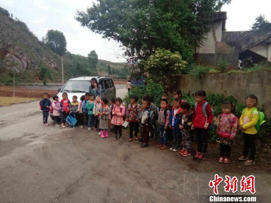 云南富源一幼儿园“临时校车”严重超载 7座挤25人