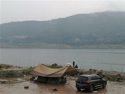 苍溪县浙水乡水域，钓友开着车子住着帐篷在此钓鱼