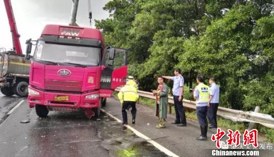 G80广昆高速肇庆段一载硫酸槽罐车侧翻 致2人死亡