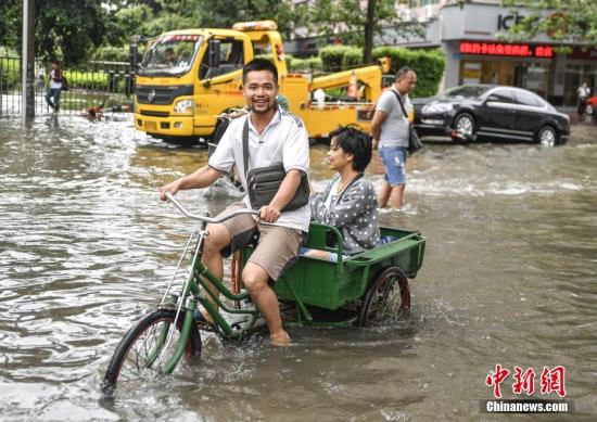 5月24日，广州江燕路，市民“踏浪”出行。陈骥旻 摄