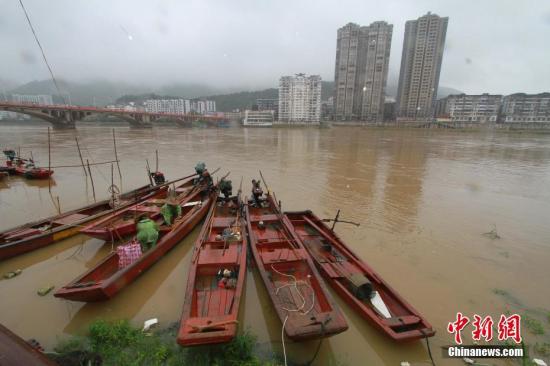 资料图：南方部分地区出现强降雨。记者 陈柏材 摄