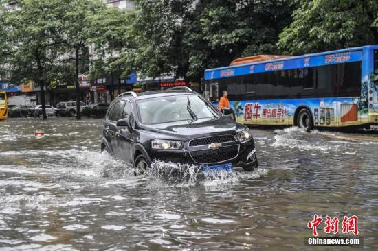 资料图：广州遭遇暴雨。记者 陈骥旻 摄