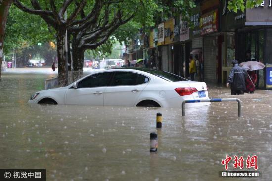 图为6月10日，南京市雨花台区，一辆汽车泡在水中。 图片来源：视觉中国