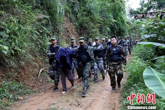 图为抓捕现场。　罗开革 摄