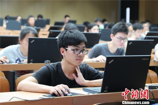 学生参加考试 南科大供图 摄