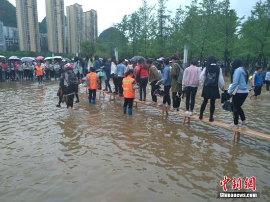 6月15日，受强降雨影响，贵州省六盘水市钟山区六盘水师范学院部分低洼处路面积水。记者 钟欣 摄