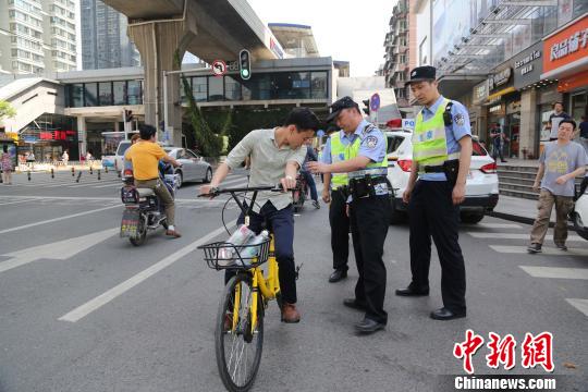 资料图，武汉民警正在盘查骑行共享单车 王威 摄