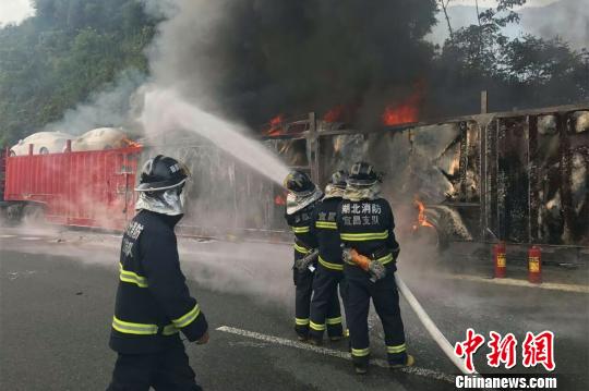 消防官兵到场及时将火扑灭 伍文龙 摄