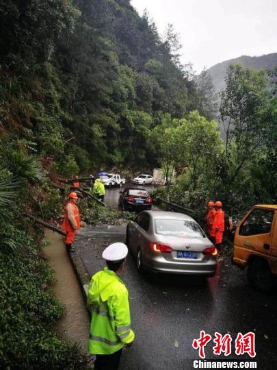 浙江遂昌受暴雨侵袭，部分道路中断 遂昌宣传部提供 摄