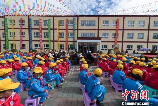 图为6月28日，岗堆镇小学校园里的装配式钢结构教学楼外景。　何蓬磊 摄