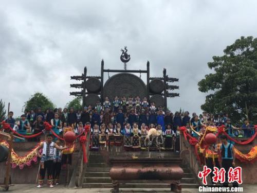 图为祭祀铜鼓现场，布依族同胞齐唱祭祀歌。　袁超　摄