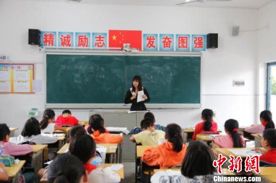 刘玥靓在给甘泉山小学四年级学生上数学课 陈倩 摄