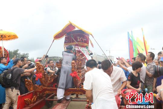 图为“迎神”队伍抵达海边。　陆燕 摄