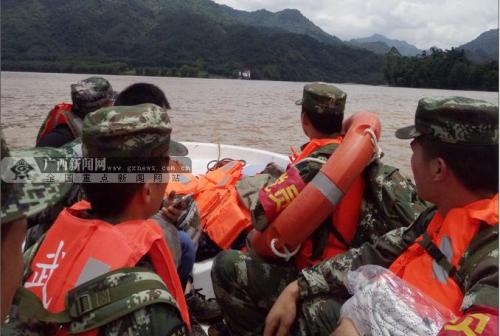 武警官兵乘坐冲锋舟赶往事发地点。广西新闻网通讯员 缪俊林摄