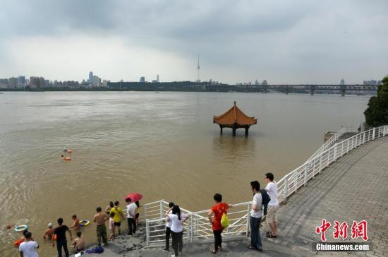 7月2日，长江武汉段水位上涨，武昌黄花矶凉亭被淹。受流域强降雨影响，长江中下游水位全面上涨。记者 张畅 摄