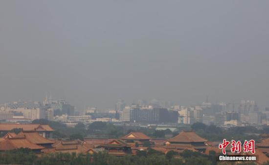 7月13日，高温、高湿度空气笼罩下的北京城区依旧处在高温黄色预警中，当日预报最高气温为36℃。 记者 杨可佳 摄